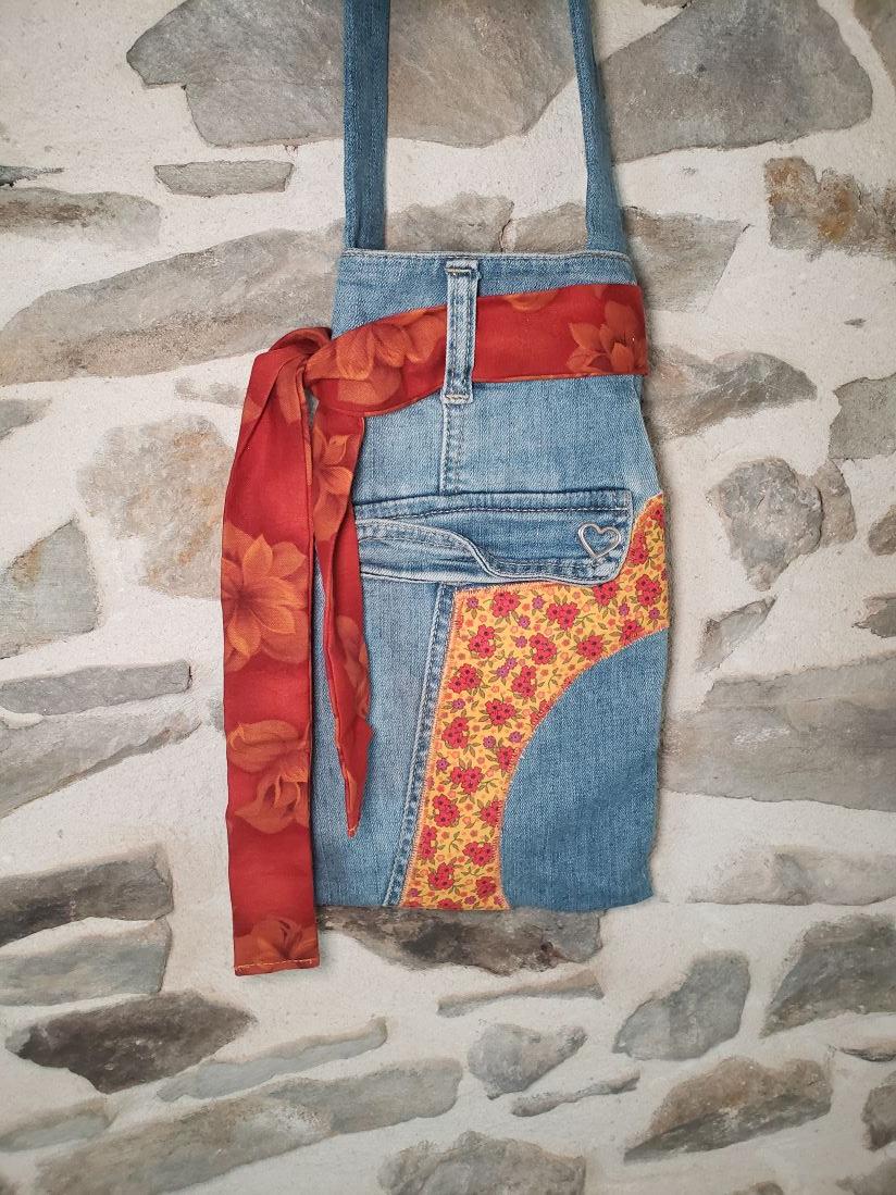 Ce sac en jean 👖 est issu de la transformation de vêtements de seconde main, soigneusement sélectionnés puis retravaillés pour créer un sac solide et original. Le jean, reconnu pour sa résistance, en fait un compagnon fiable pour un usage quotidien.
Sac unique, pratique et plein de caractère💕. Idéal pour ajouter une touche originale et éthique à vos tenues !
Une création éco-responsable, née d’un mélange de débrouille, de passion et d’imagination ✂️♻️
🪡 Entièrement cousu à la main, ce sac s’inscrit dans une démarche de valorisation des textiles existants, alliant robustesse, esthétique et engagement écologique. Créatrice artisanale Momo la Débrouille