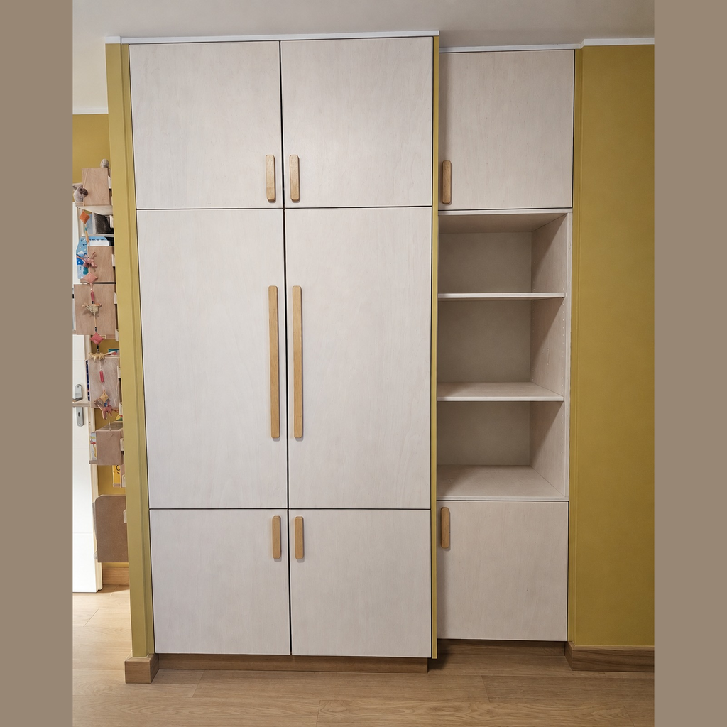 Grand meuble de rangement blanc avec poignées en bois réalisé sur mesure