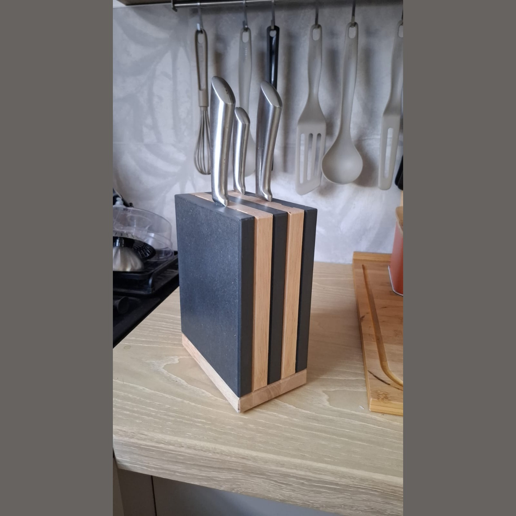 Bloc à couteaux artisanal en bois et noir posé sur un plan de travail