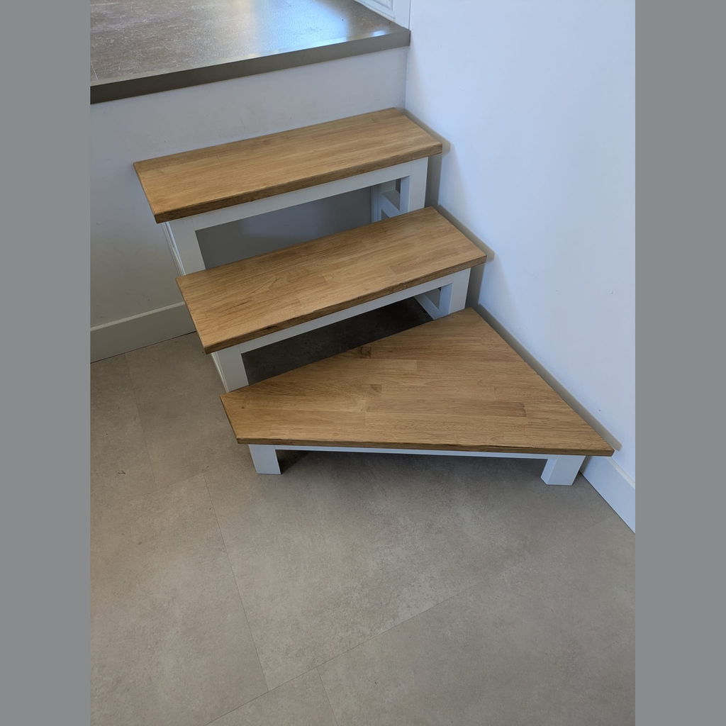 Escalier d’angle en bois réalisé sur mesure dans un intérieur