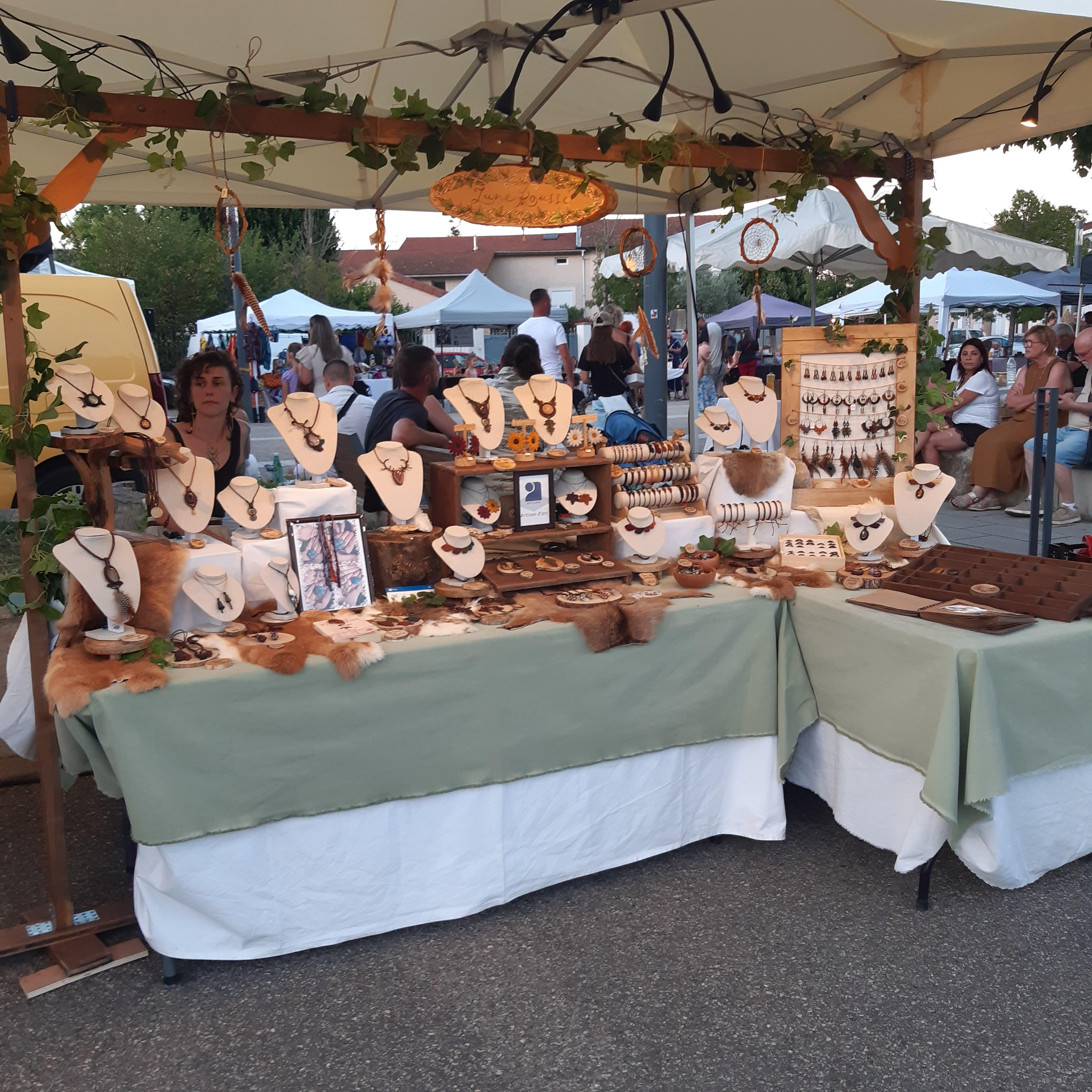 Le stand de atelier lune rousse sur un marché artisanal 