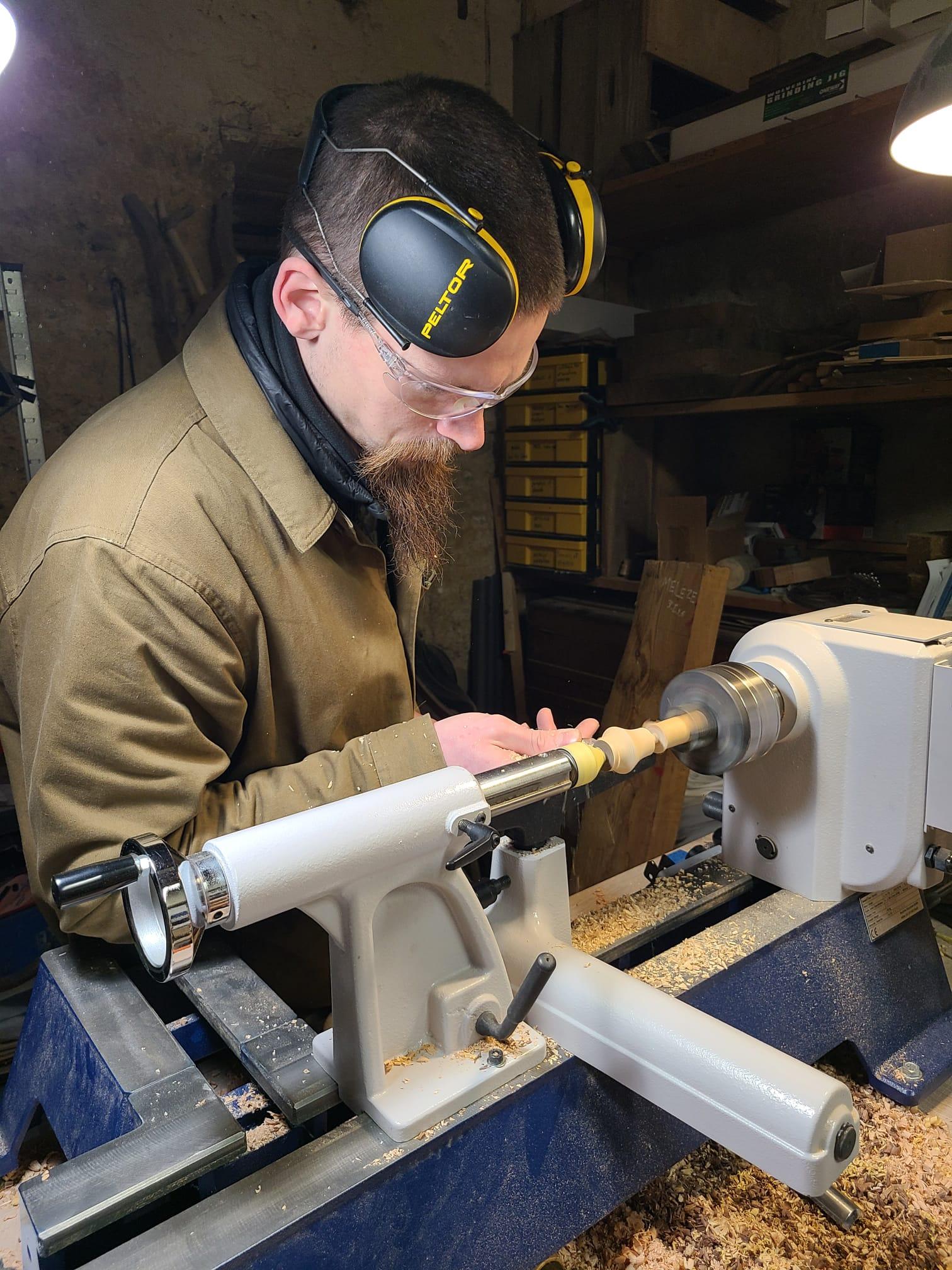 Genséric en travail sur son tour à bois.