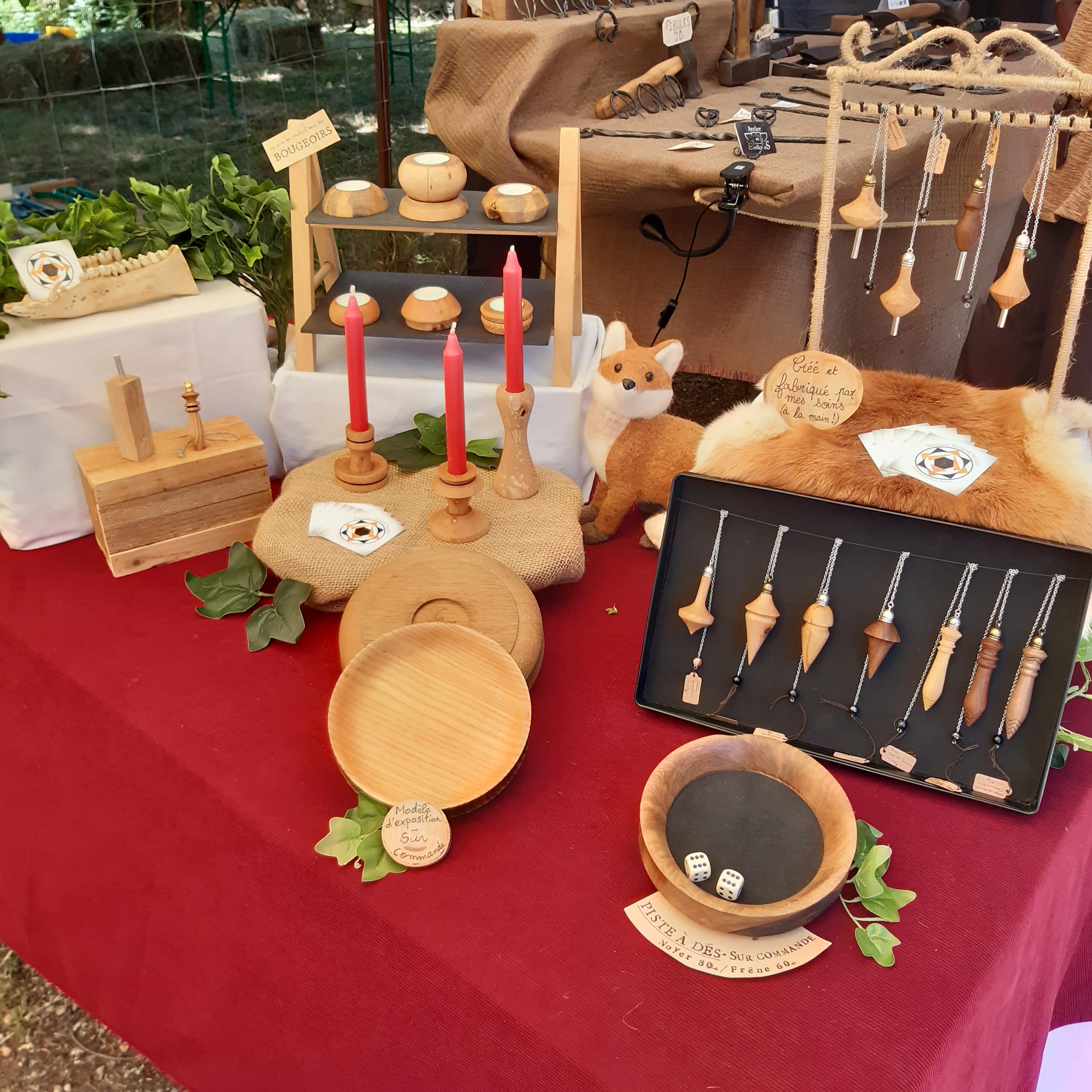 Stand de marché artisanal avec différents produits en bois tourné.