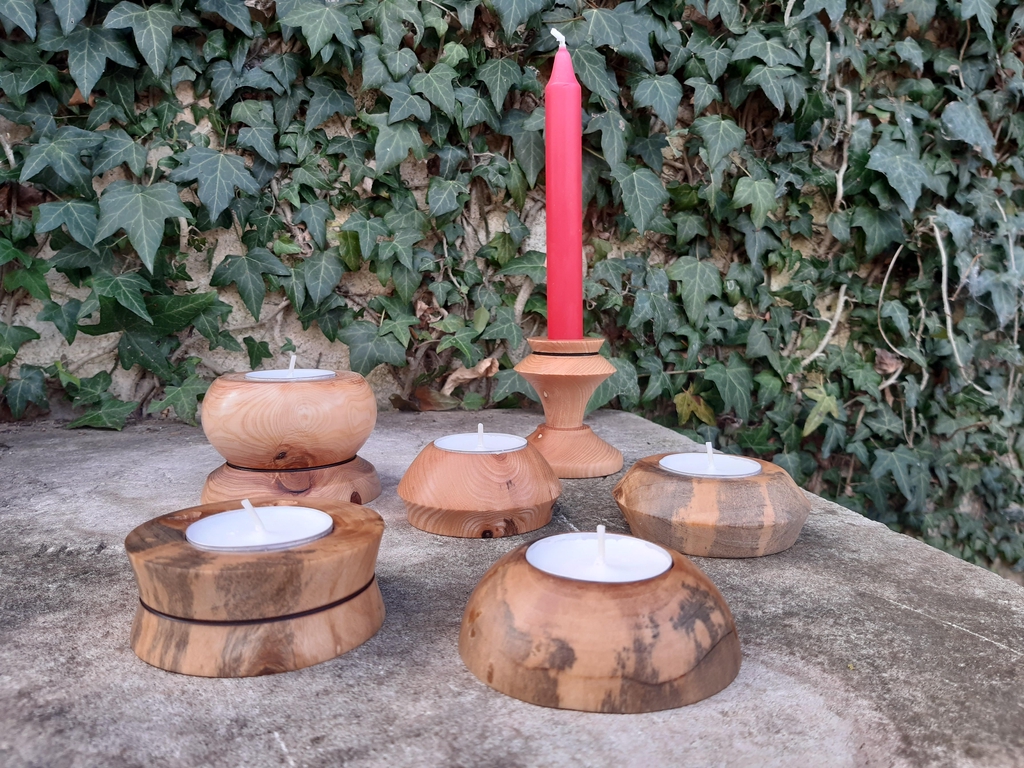 Des bougeoirs en bois sur une table