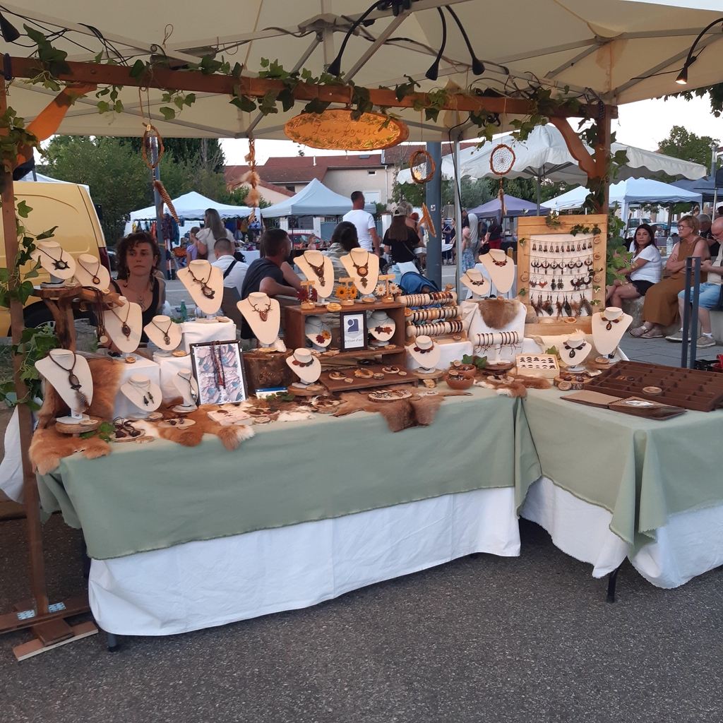 Le stand de atelier lune rousse sur un marché artisanal 