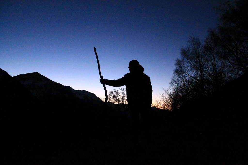 Silhouette d'homme et de montagne dans un ciel en clair obscur 