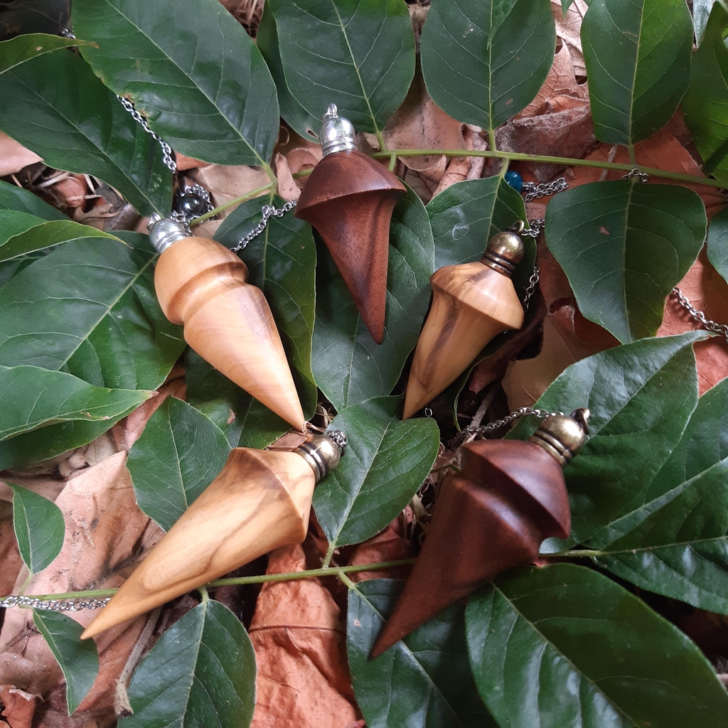 Des pendules de radiesthésie dans les feuilles.