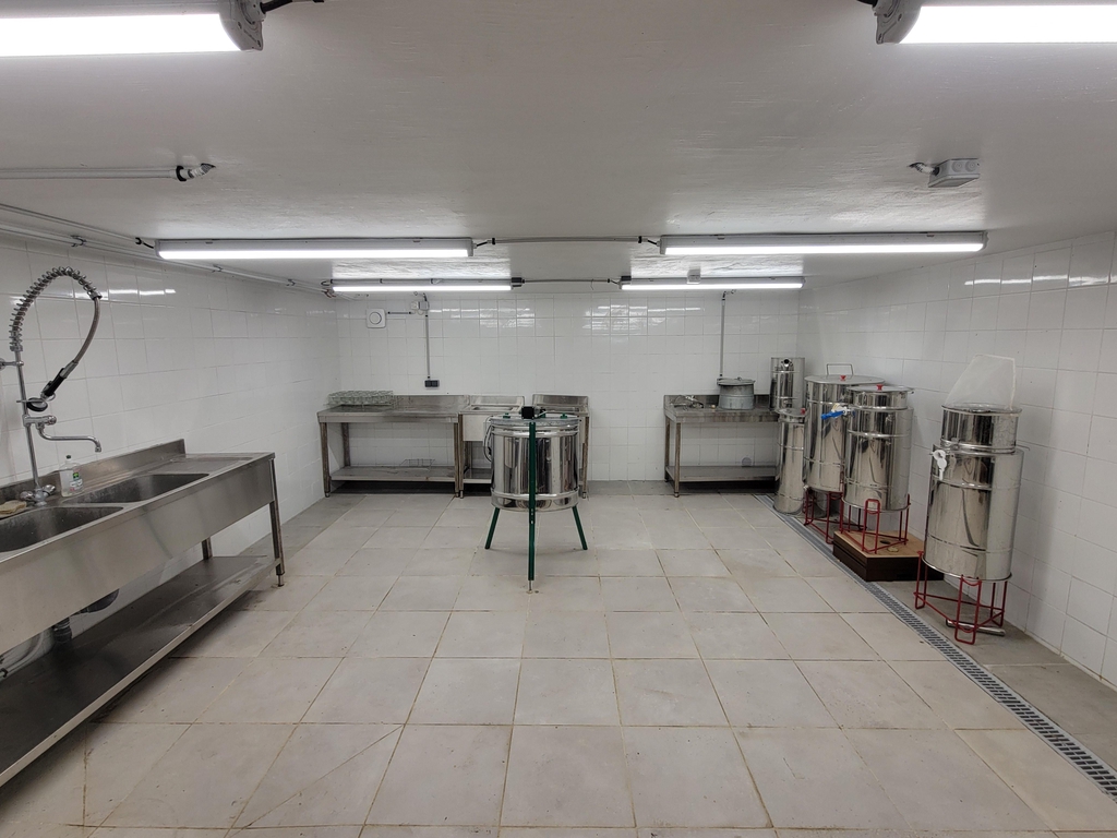 Notre miellerie au norme vous garantie un miel sans risque de corp étranger dans notre miel 