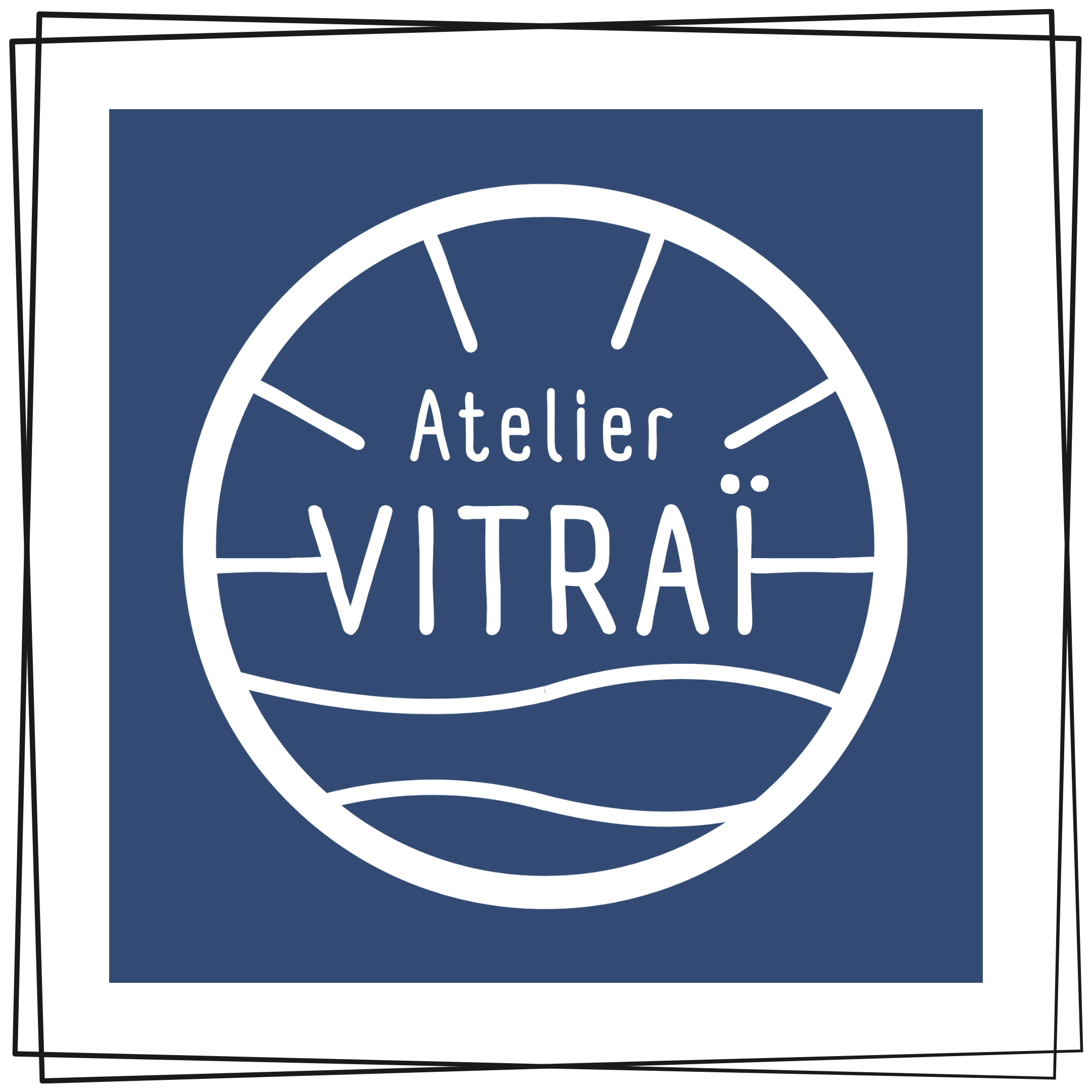 Logo bleu et blanc de la marque de vitraux "Atelier Vitraï".