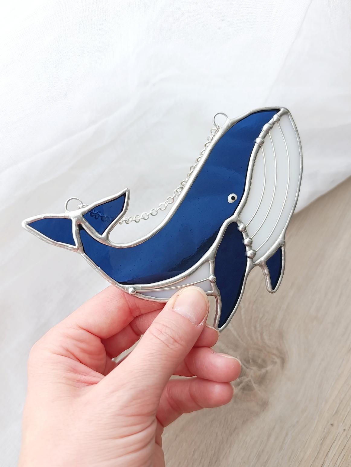 Photo de Atelier Vitraï montrant une baleine bleue en vitrail Tiffany.