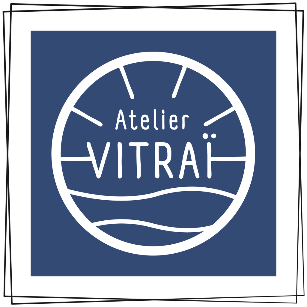 Logo bleu et blanc de la marque Atelier Vitraï