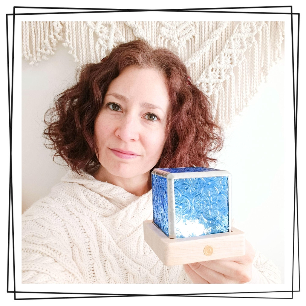 Photo montrant le visage de Marie Rozier, la créatrice de vitraux de la marque Atelier Vitraï.