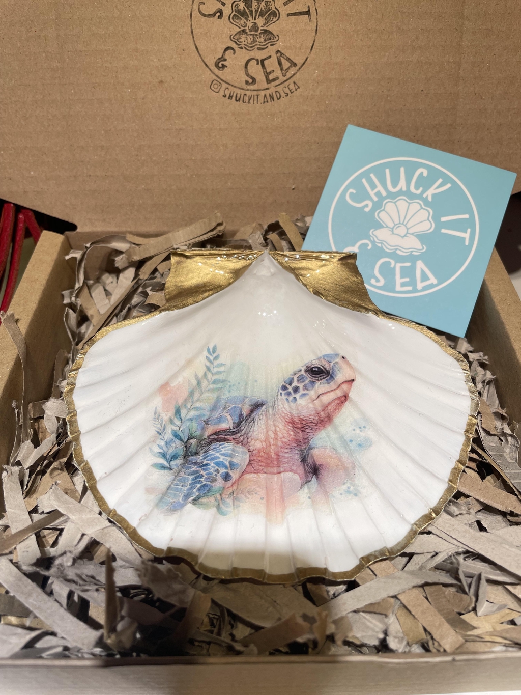 Scallop Shell Giftts, pigmented gold, eco friendly, sustainable packaging, watercolour