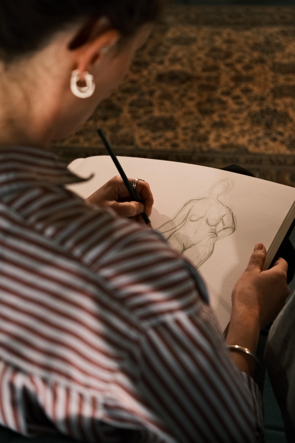 Image en train de dessiner un model vivant