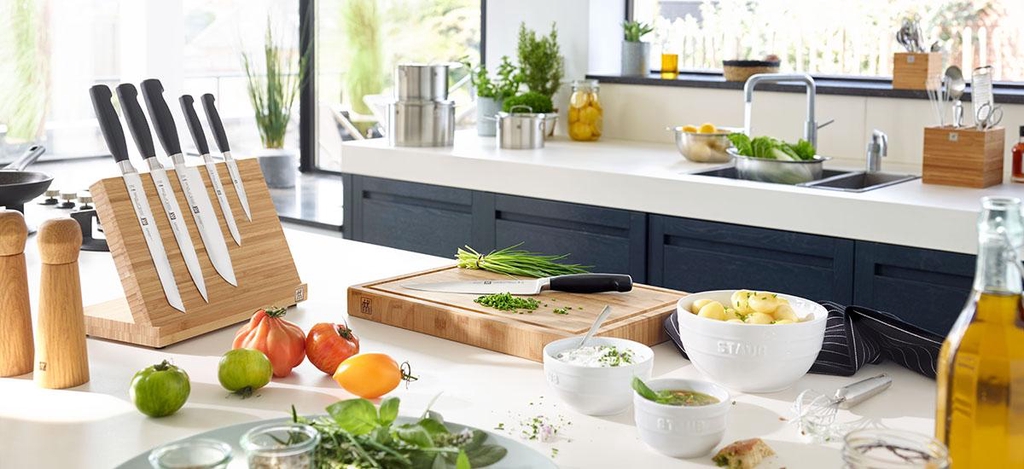 Eine Küche mit hochwertigen Küchenwerkzeugen und Küchenhelfern, wie z. B. Kochmessern, Gewürzmühlen, Pfannen und vielem mehr...