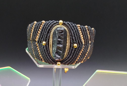 Manchettes en micro-macramé avec pierre naturelle sertie, bijoux larges et artisanaux faits main