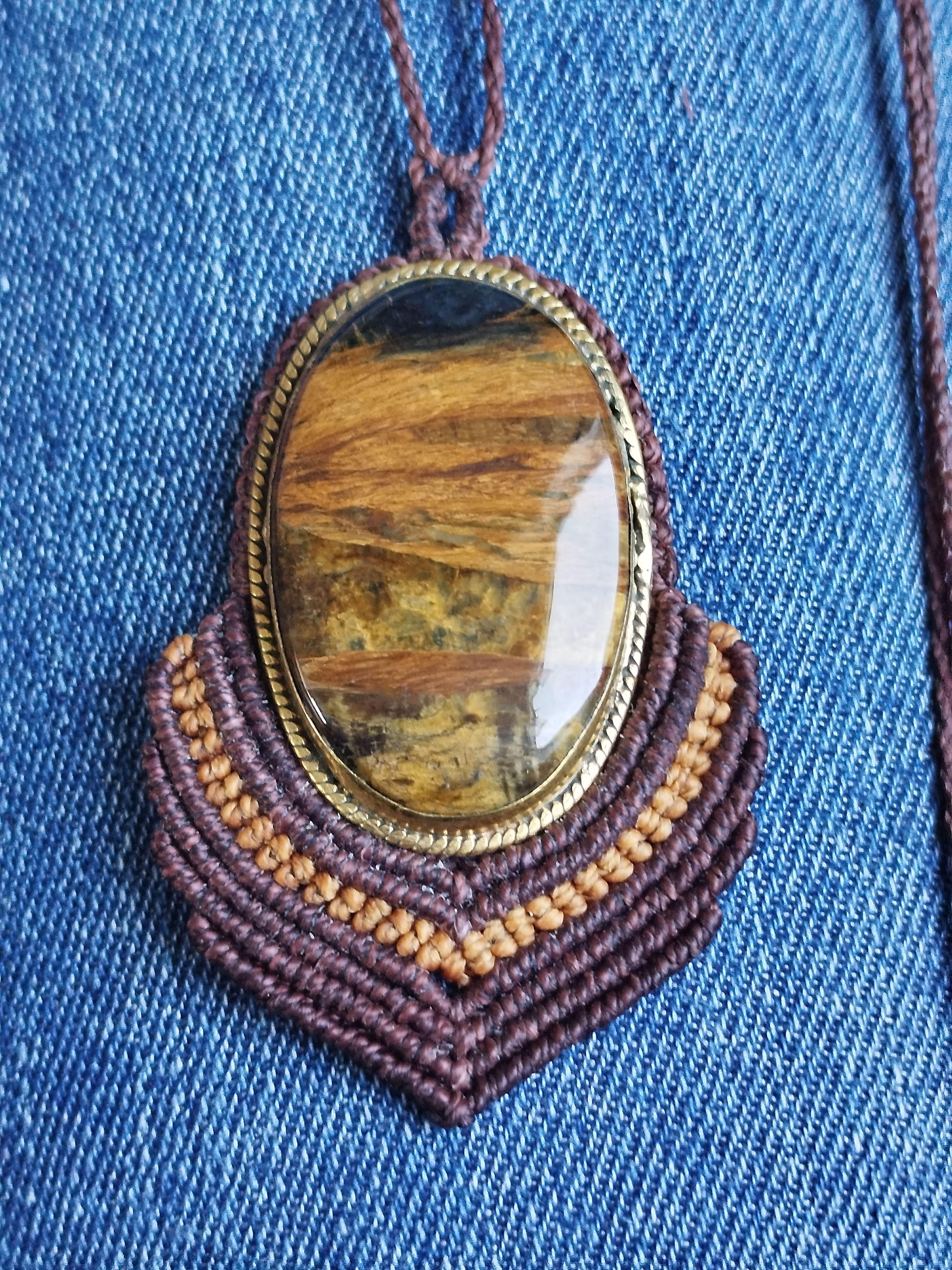 Colliers amulette en macramé avec pierre naturelle, un bijou sautoir fait main