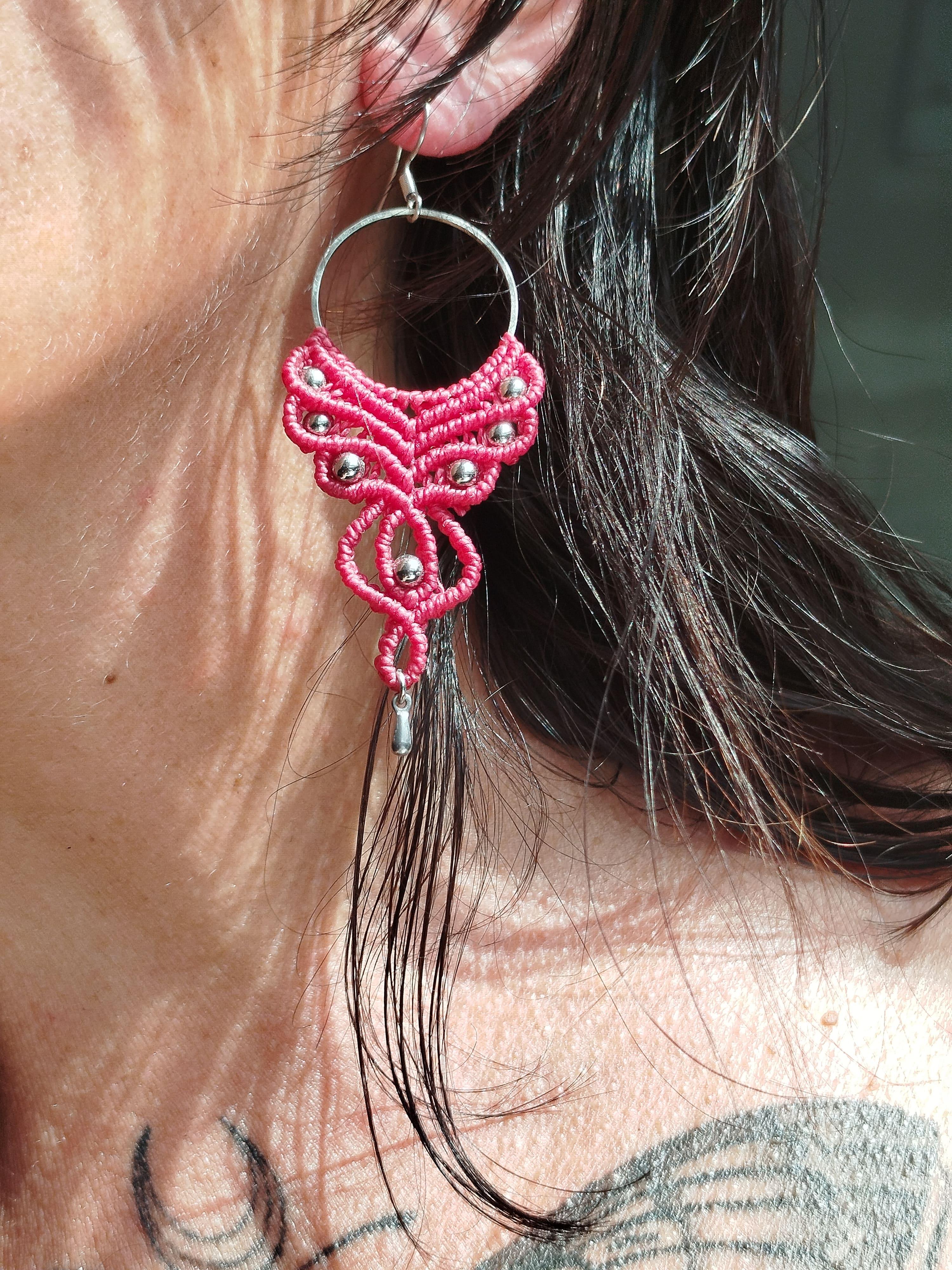 Boucles d'oreilles en micro-macramé, légères et artisanales, faites main dans mon atelier en Bretagne