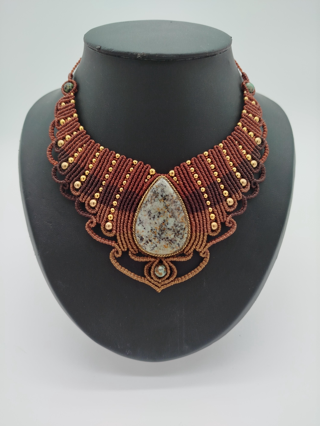 Quand l’art du fil sublime la pierre.
Des bijoux en micro-macramé aux pierres naturelles sélectionnées avec exigence
