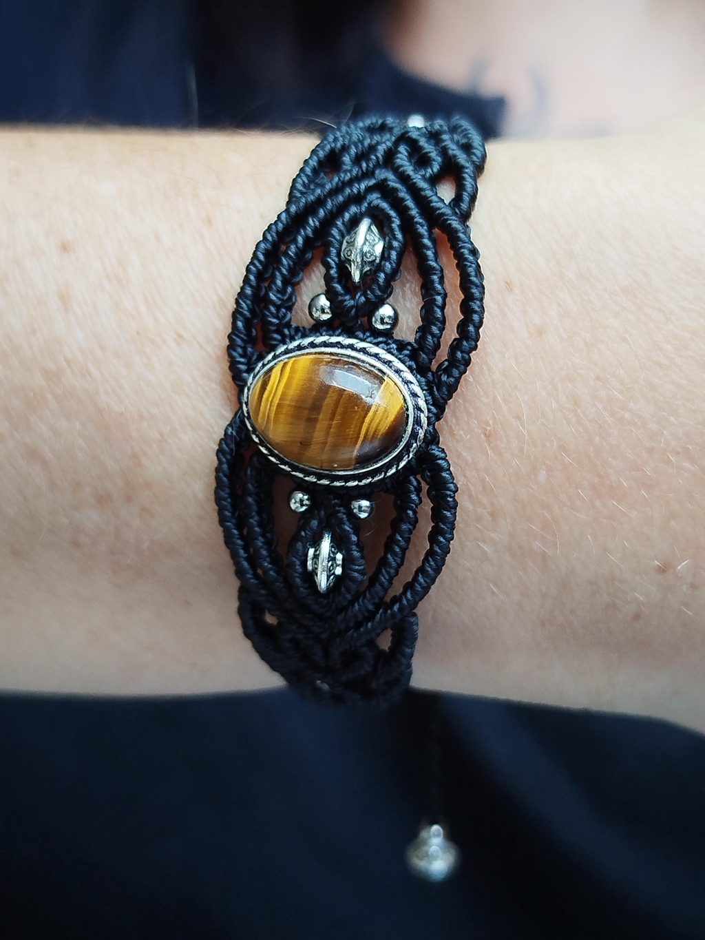 Bracelets artisanaux en micro-macramé et cuivre avec pierres naturelles