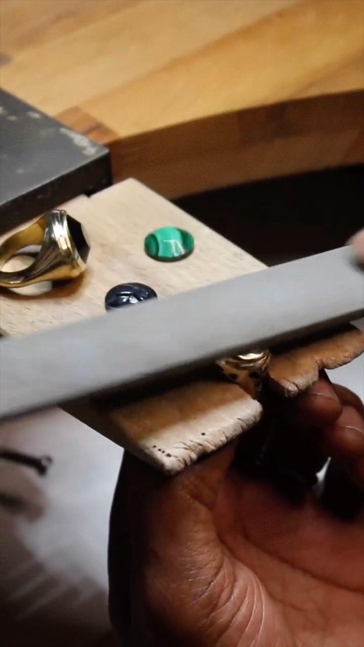 De la pierre au bijou – Le savoir-faire derrière chaque création IKM Joaillerie