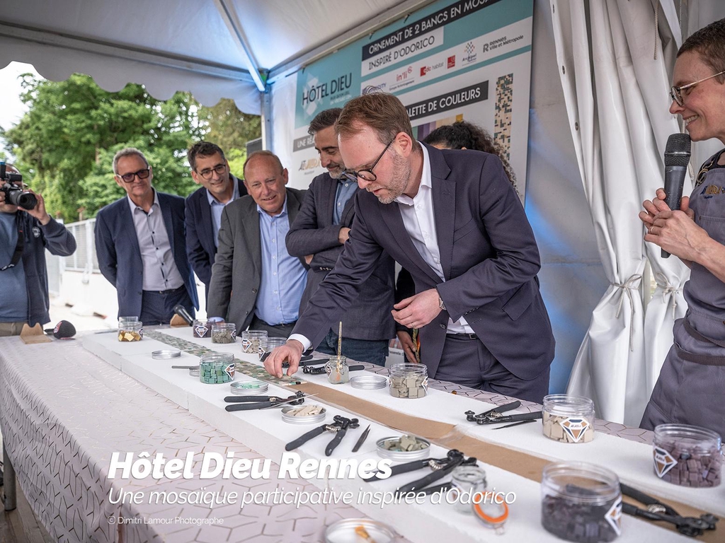 Élus, partenaires et participants autour d’une mosaïque participative inspirée d’Odorico lors de l’événement du 12 mai à l’Hôtel Dieu de Rennes.