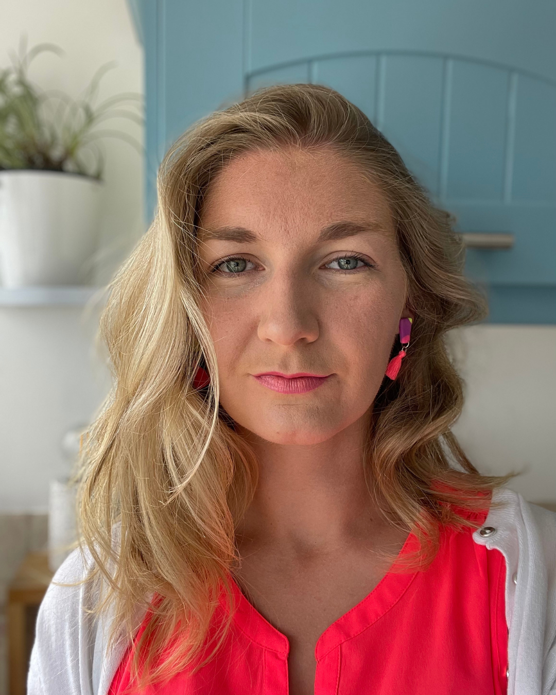 Jewellery maker behind Hanski crafting handmade polymer clay earrings