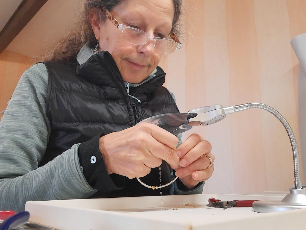 Fabrication artisanale de bijoux en argent et pierres fines