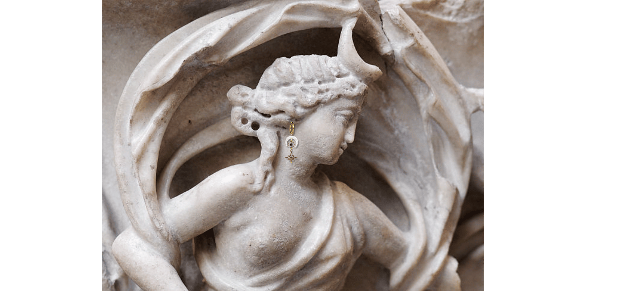 Créoles pendantes demi-lune en nacre Eclipse portées sur une statue grecque antique représentant Séléné. Bijoux mythologie grecque Les Althëis, fabriqués en France