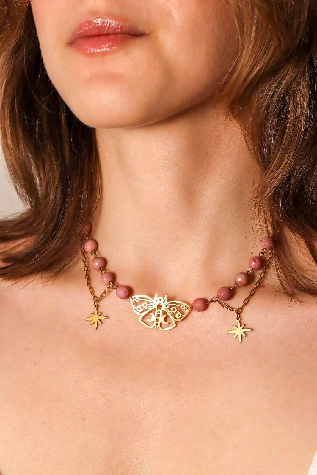 Collier doré avec pierres naturelles roses, rhodochrosite, pendentif papillon ajouré et étoiles – bijoux fantaisie Les Althëis