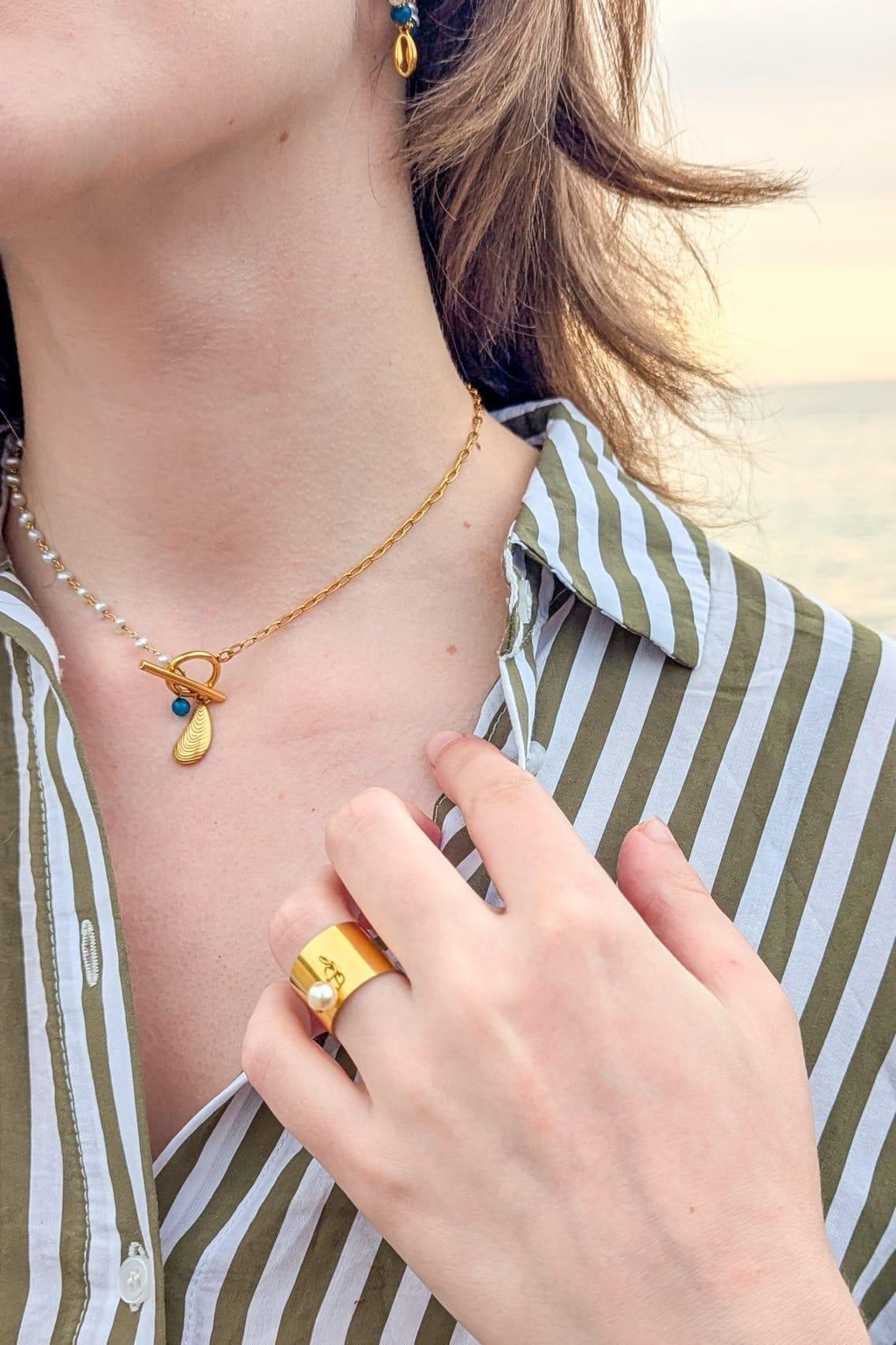 Collier choker tendance été, apatite bleue, pendentif moule, fermoir T, bijoux été, collier été, perles d'eau douce, élégantes et durables, alliant la chaleur envoûtante de la cornaline à la résistance de l’acier inoxydable. Bijoux artisanaux, hypoallergéniques et intemporels, parfaits pour sublimer votre style avec une touche naturelle et raffinée.