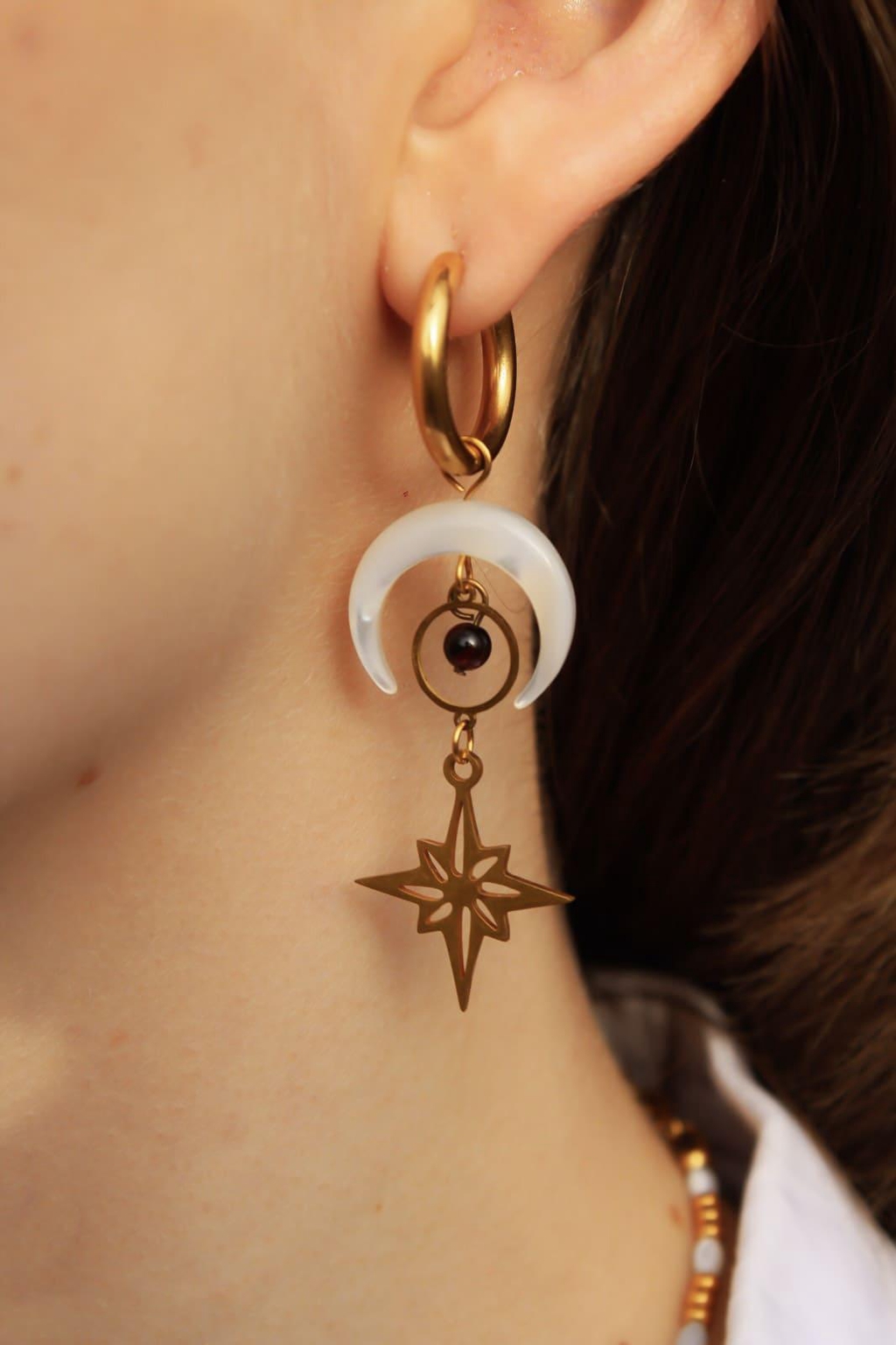 Créoles en acier inoxydable avec demi-lune en nacre, perle de grenat rouge et breloque étoile du nord en acier inoxydable.