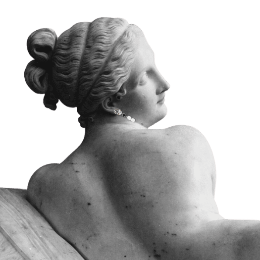 Statue de marbre de dos portant des boucles d'oreilles en cristal bleu et perles d'eau douce – bijoux Les Althëis