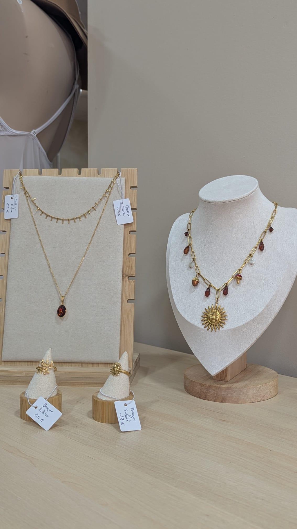 Stand Les Althëis à L’Île-Bouchard, présentation poétique de bijoux fantaisie inspirés de la nature, exposés dans l’institut Mon Rituel Beauté