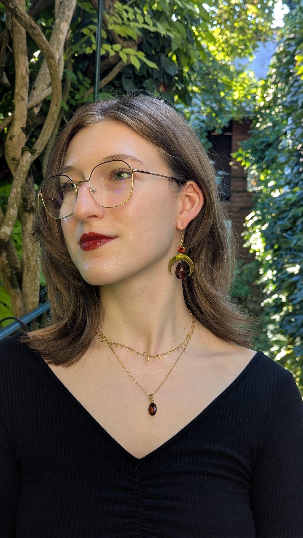 Boucles d’oreille pendantes et collier ras de cou pour femme en plaqué or, avec collier pendentif et cristaux, pierres fines colorées, bijoux fantaisie femme glamour et chics de bijouterie fantaisie, accessoires de mode pour habiller le décolleté