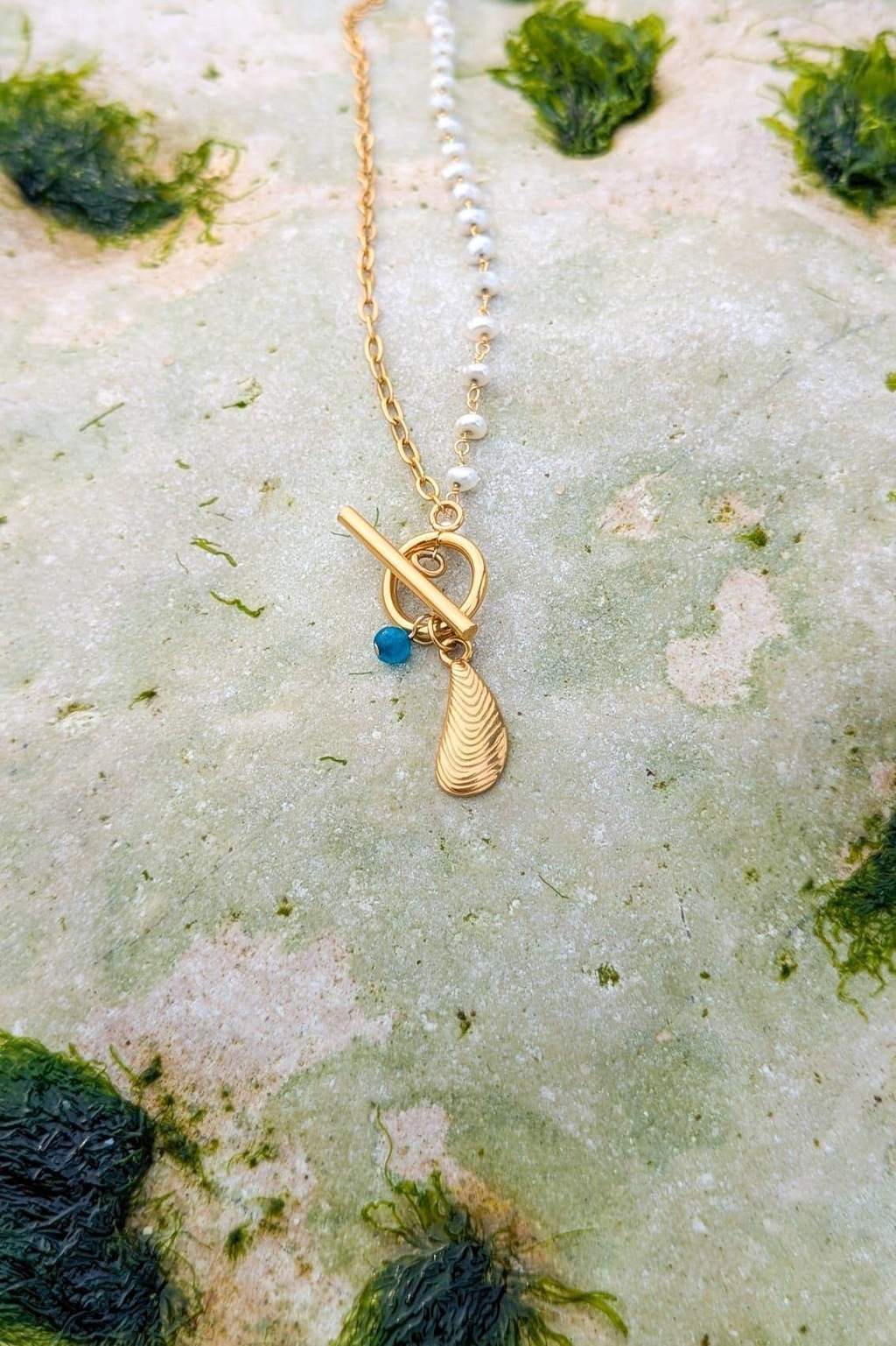 Collier choker en acier inoxydable doré, apatite bleue, pendentif moule, fermoir T, Bijoux artisanaux, hypoallergéniques, perles d'eau douce véritables. Collier ras de cou pour femme en plaqué or avec collier pendentif coquillage, breloque et petites perles, bijou fantaisie femme bohème et minimaliste, accessoire de mode chic de bijouterie fantaisie avec pierres fines colorées.