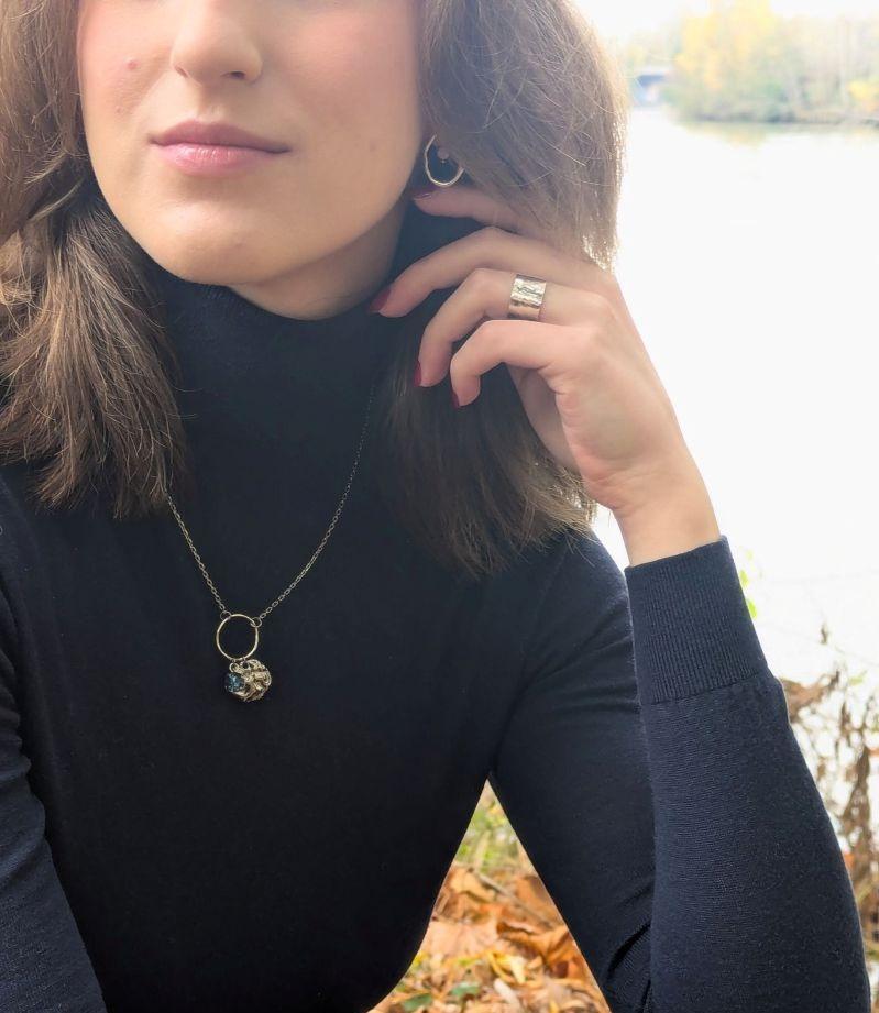 Bijoux Cyané – Boucles et colliers en argent aux reflets bleu glacier, ornés de perles d’eau douce et de cristaux étincelants inspirés des naïades et des eaux claires.