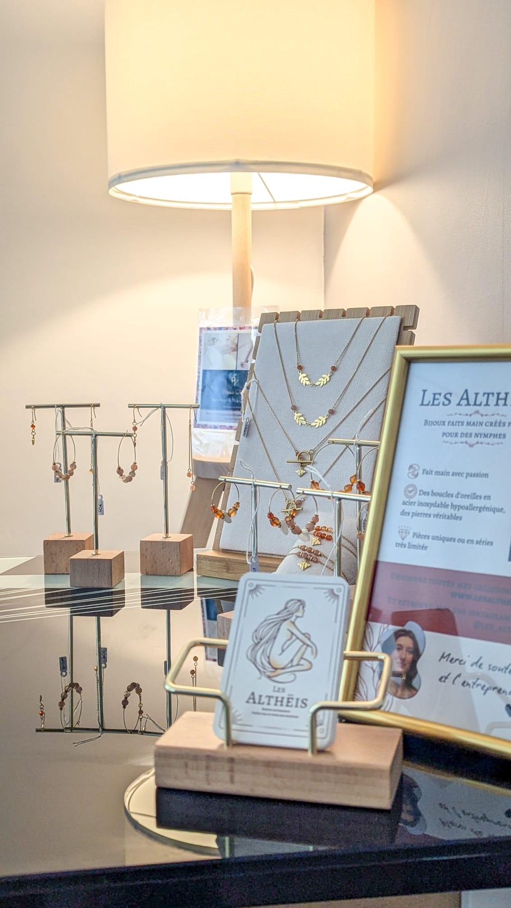 Bijoux Les Althëis exposés à Sainte-Maure-de-Touraine, dans la boutique bien-être Mes Ressources Enchantées, dans un univers doux et naturel.