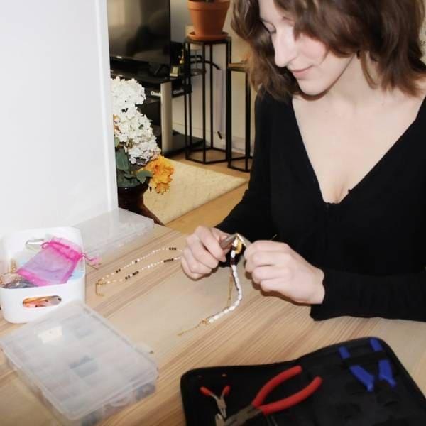 Mayline, fondatrice de Les Althëis, créant à la main des bijoux fantaisie fabriqués en France et inspirés de la mythologie grecque chez elle.