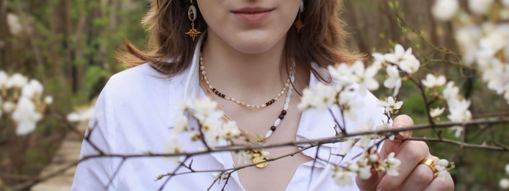 Collier nacre grenat et boucles d'oreilles pendantes hypoallergéniques – collection Séléné – Les Althëis