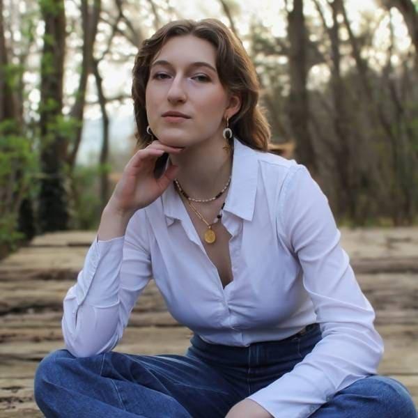 Mayline, fondatrice des Althëis, portant ses bijoux fantaisie fabriqués en France — collier acier doré inspiré de la nature et des mythes