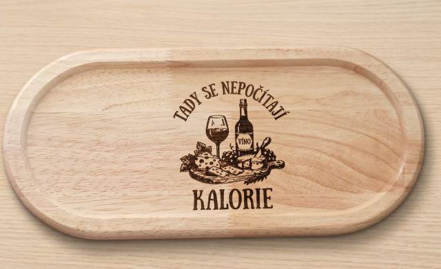 Dřevěný servírovací podnos – „Tady se nepočítají kalorie“