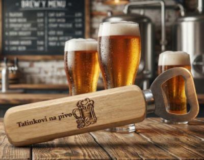 Dřevěný gravírovaný otvírák na pivo – „Tatínkovi na pivo“