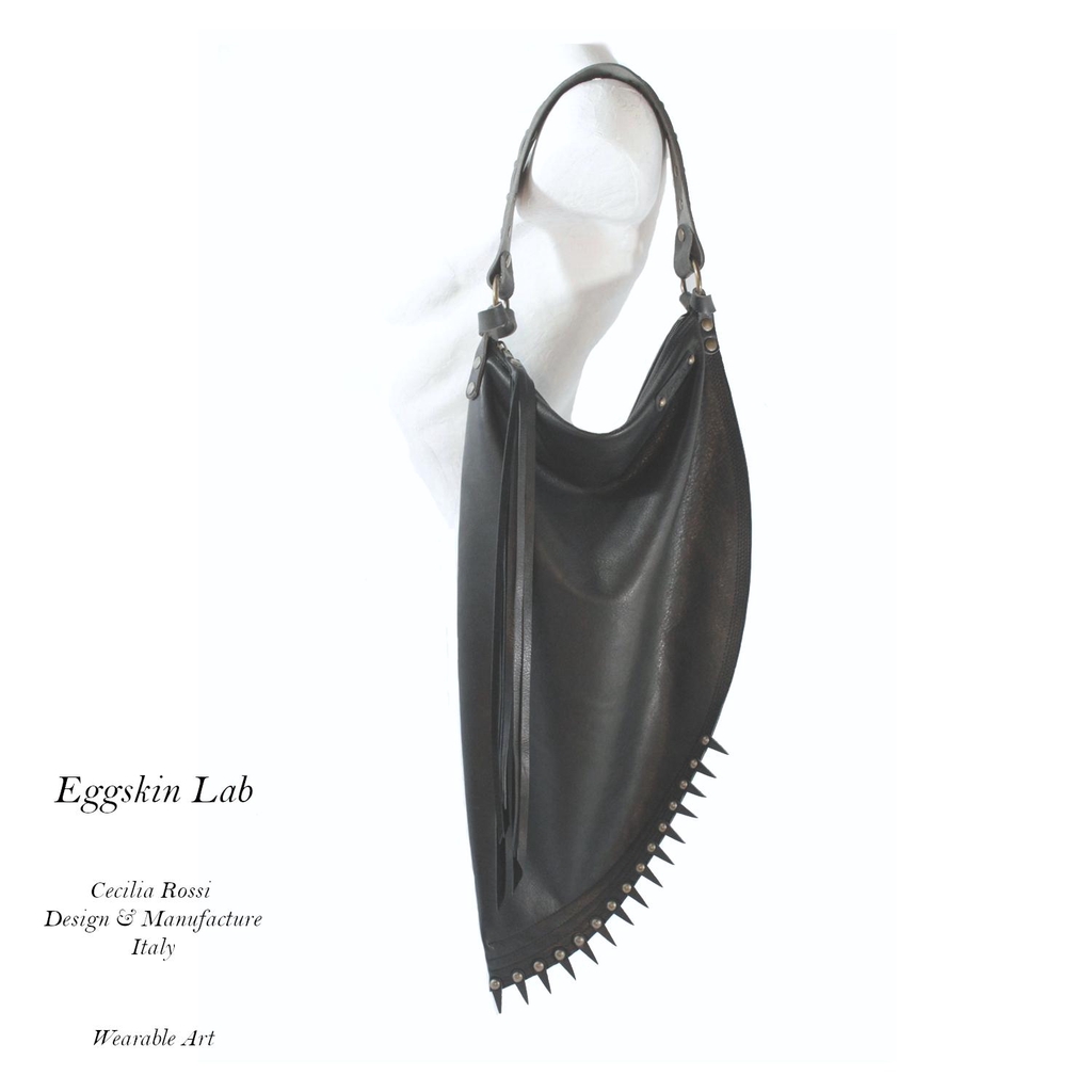 Borsa in pelle nera stile gothic, dark fashion, avant-garde fatta a mano |Eggskin Lab