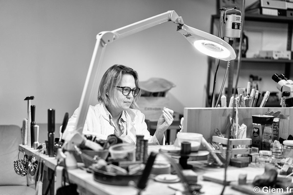 Artisan Anna Dufour dans son atelier