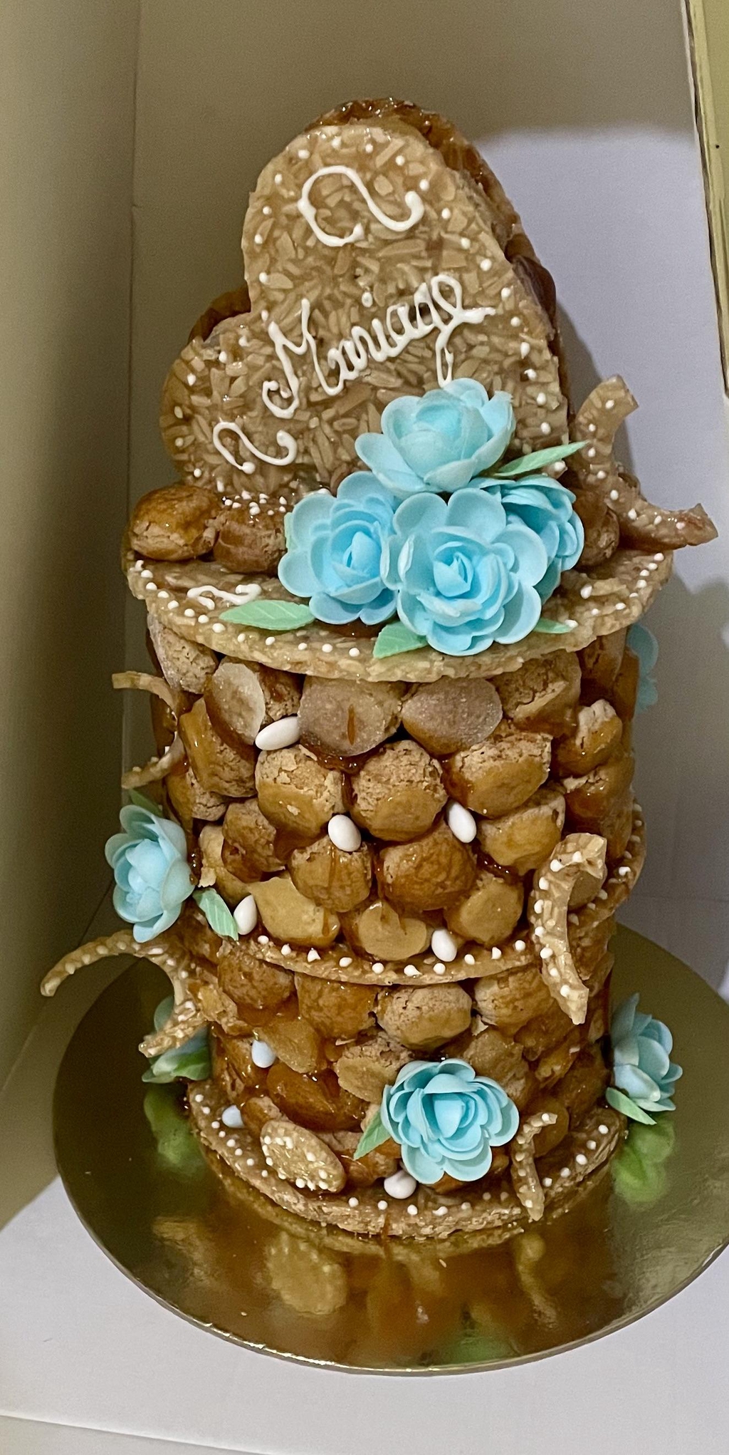 « Tour dorée de choux délicatement caramélisés, s’élevant comme un rêve sucré au cœur de la fête, entre éclats de caramel et douceurs gourmandes. »