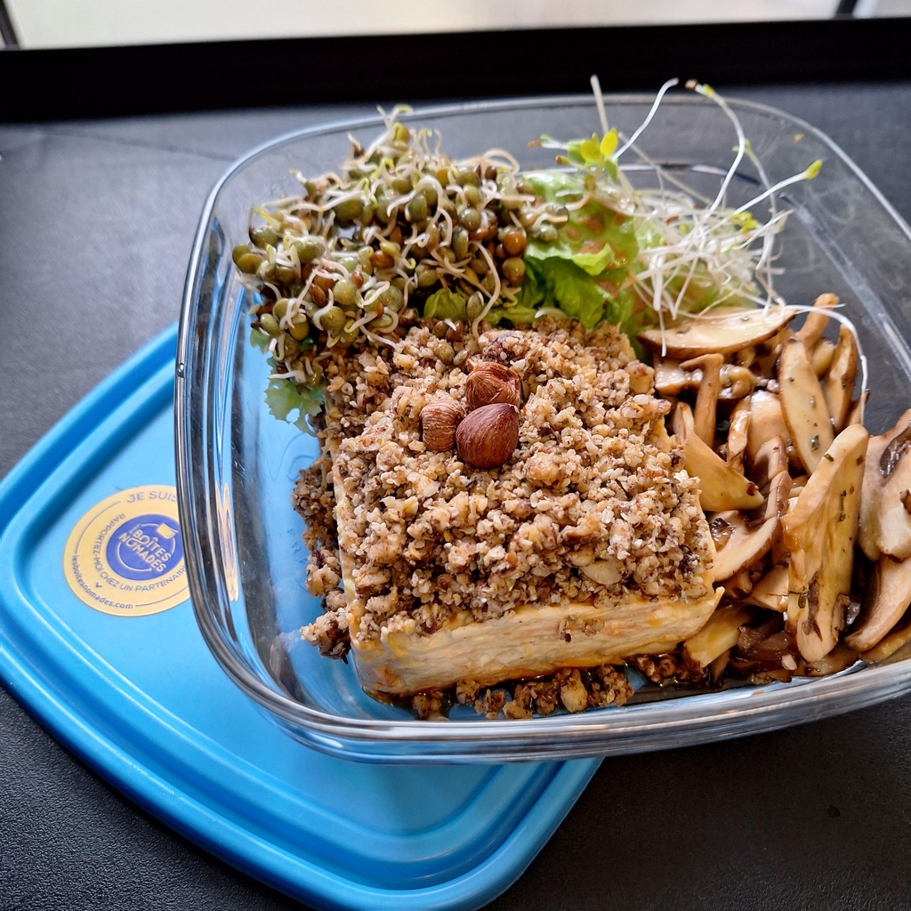 Plats à emporter dans une boîte nomade consignée