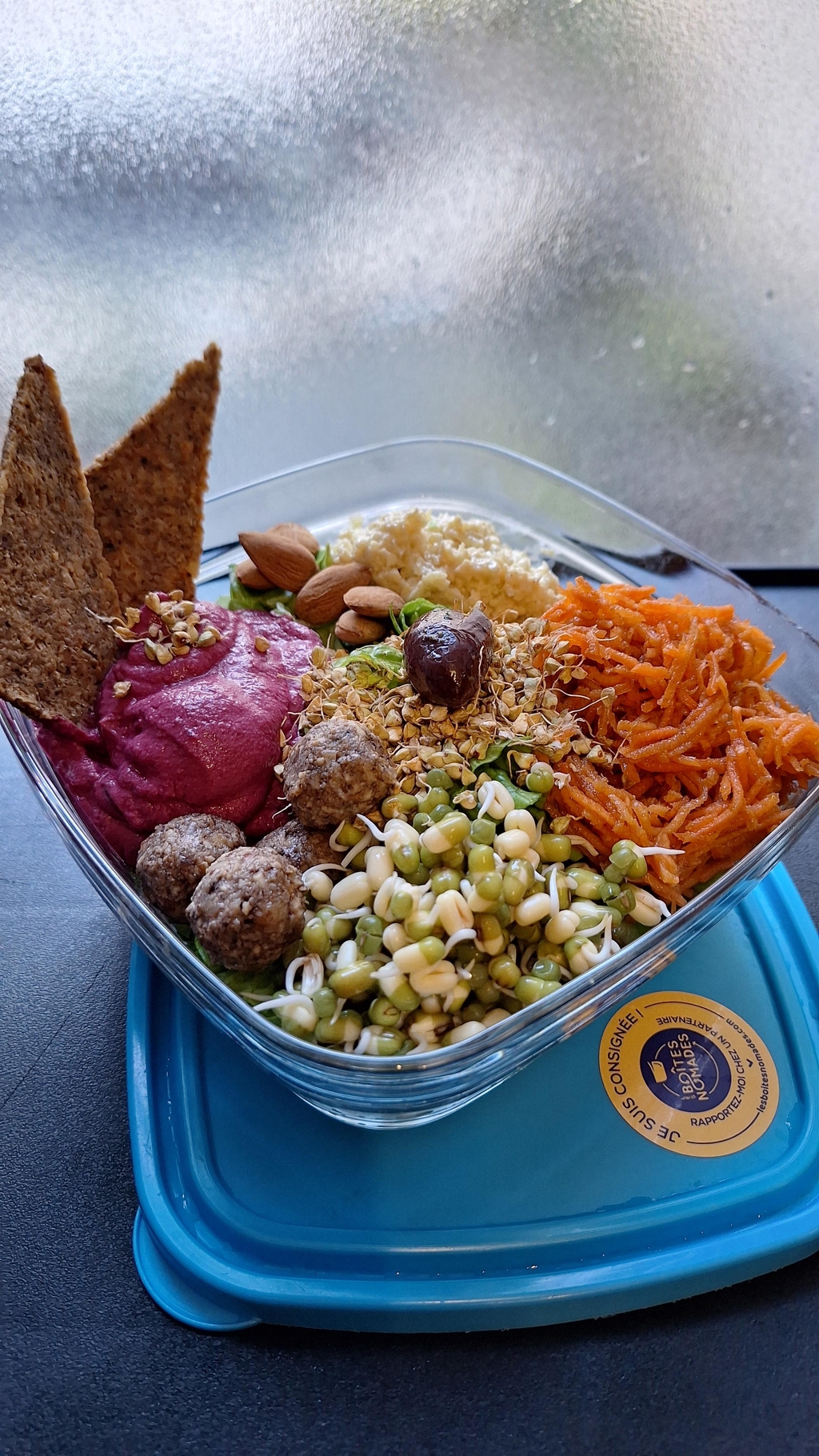 Plats à emporter dans une boîte nomade consignée