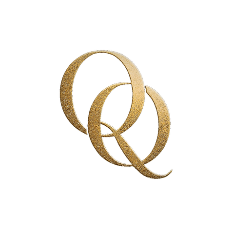 Logo de QissasQalami: logo avec deux "Q" dorés entremêlés sur fond noir.