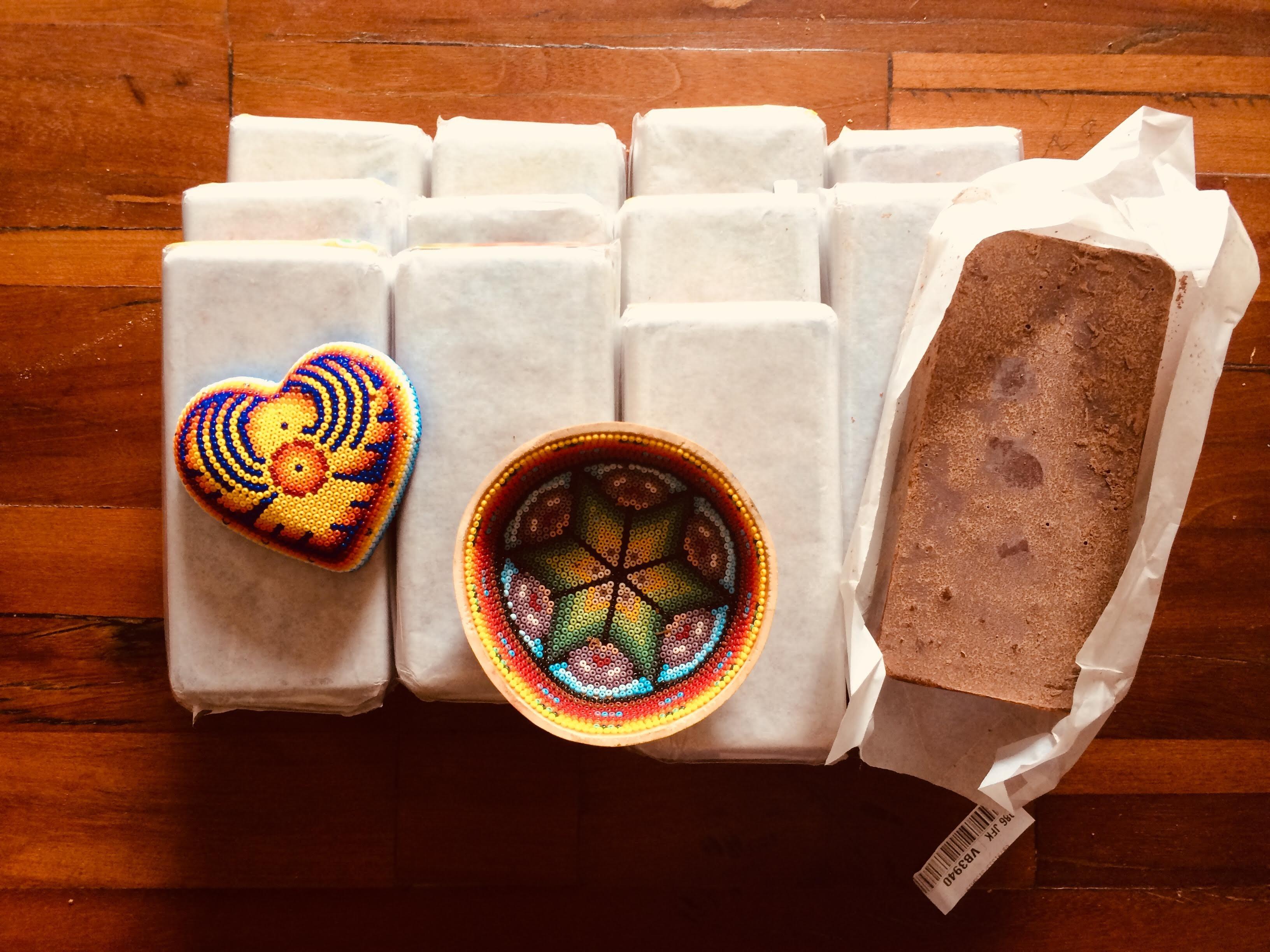 Este cacao forma parte de un proyecto impulsado por el Gobierno de Chiapas, que busca empoderar a estas mujeres brindándoles una fuente de trabajo autónoma y sostenible. Cada grano que disfrutas es el resultado de su arduo trabajo, gestionado con amor y respeto tanto por la tierra como por las manos que lo cultivan.